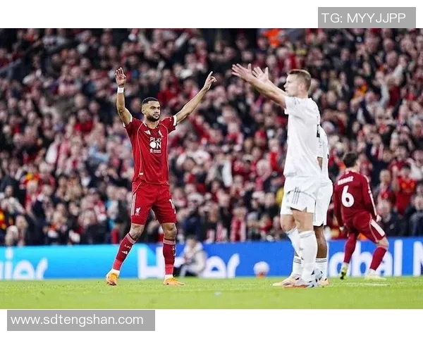 英超赛场上漫天飞雪，利物浦主场惨遭曼联逆转败北